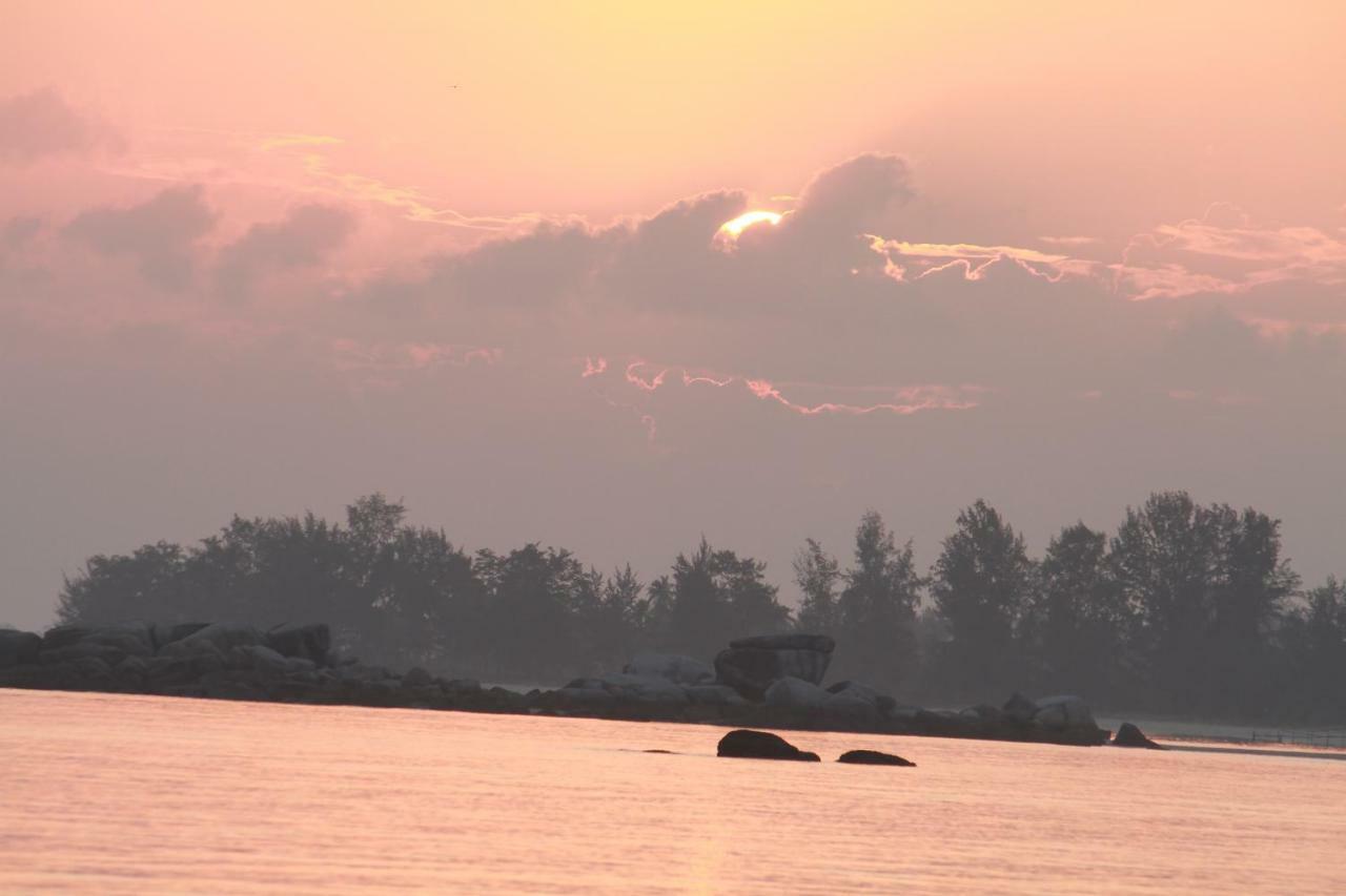 Belitung Holiday Resort Sijuk Екстер'єр фото